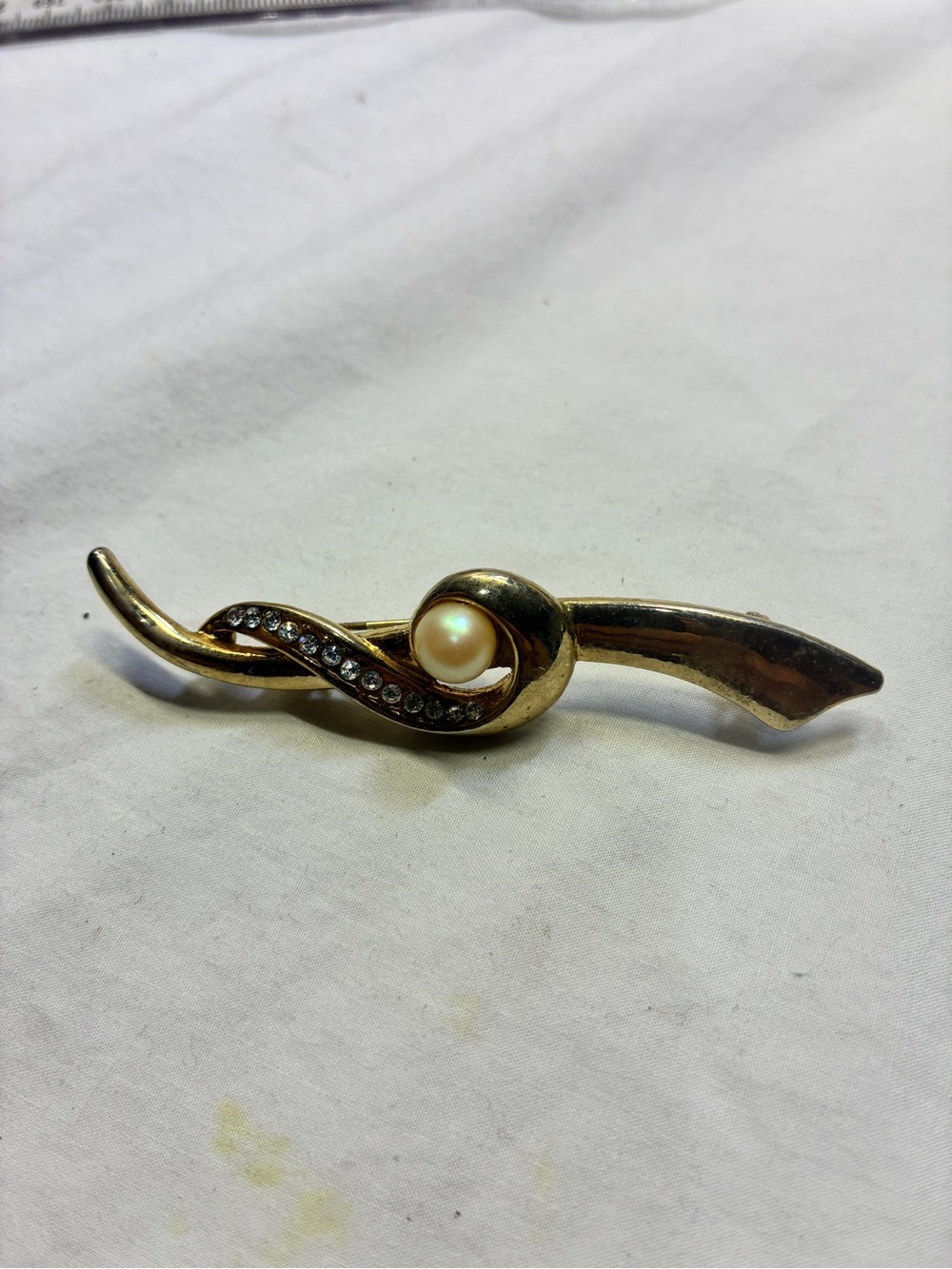 Vintage Faux Pearl Ribbon Brooch Crystal Rhinestone Gold Tone 1980s 3” - Picture 7 of 7